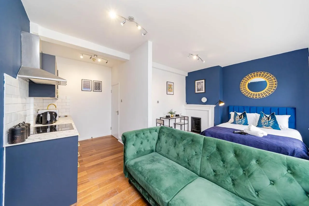 Super Central Studio Apartment I Next To Brighton Beach & Shopping Centre I King Size Bed I Sleep 3