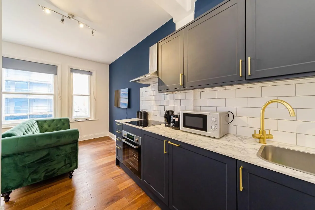 Super Central Studio Apartment I Next To Brighton Beach & Shopping Centre I King Size Bed I Sleep 3 0*,