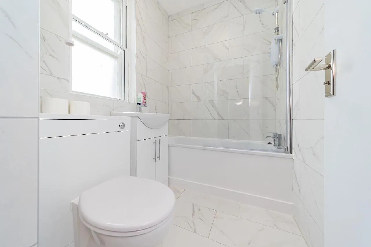 Super Central Studio Apartment I Next To Brighton Beach & Shopping Centre I King Size Bed I Sleep 3