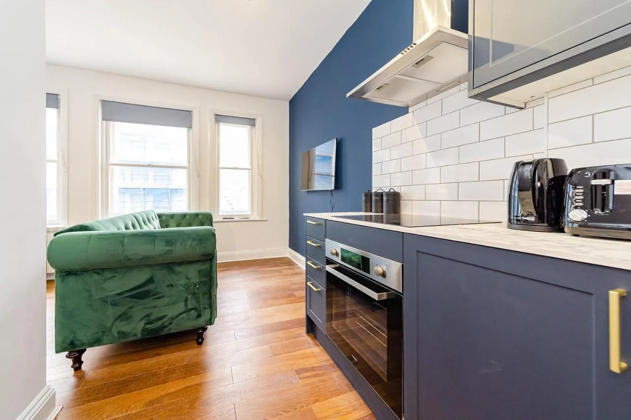 Super Central Studio Apartment I Next To Brighton Beach & Shopping Centre I King Size Bed I Sleep 3