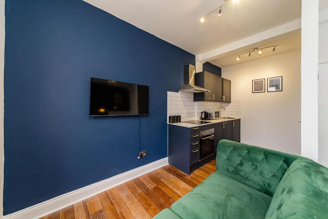 Super Central Studio Apartment I Next To Brighton Beach & Shopping Centre I King Size Bed I Sleep 3